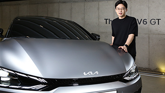 기아 EV6 GT옆에 서 있는 이효성 책임연구원