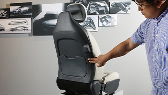 기아 EV6 시트 뒷면을 설명하는 노태형 책임연구원