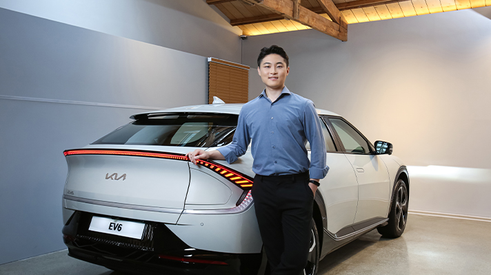 Kim Jeongjae standing behind the Kia EV6 GT