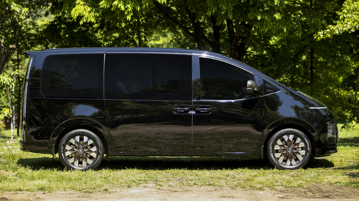 Side view of Hyundai STARIA where the campsite is parked