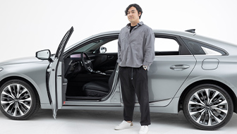 차문이 열린 기아 K8 앞에 서 있는 반경환 책임연구원의 모습