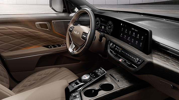 기아 K8 운전석을 포커스한 모습