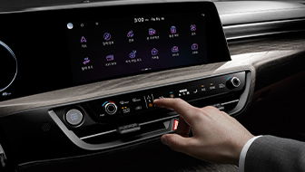 기아 K8 컨트롤 패널을 조작하는 모습