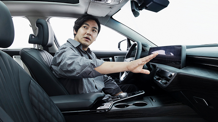 운전석에 앉아 기아 K8 디자인을 설명하는 반경환 책임연구원의 모습