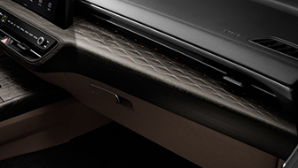 기아 K8 우드 가니쉬를 포커스한 모습