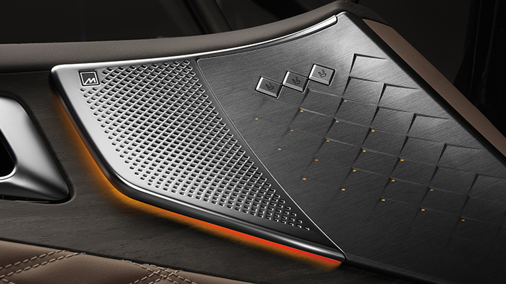 기아 K8 도어트림을 포커스한 모습