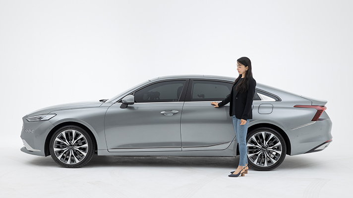 기아 K8 왼쪽 측면에 서 있는 김경미 책임연구원의 모습