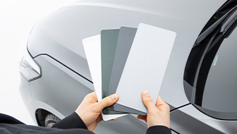 기아 K8의 외장 컬러는 설명하는 모습