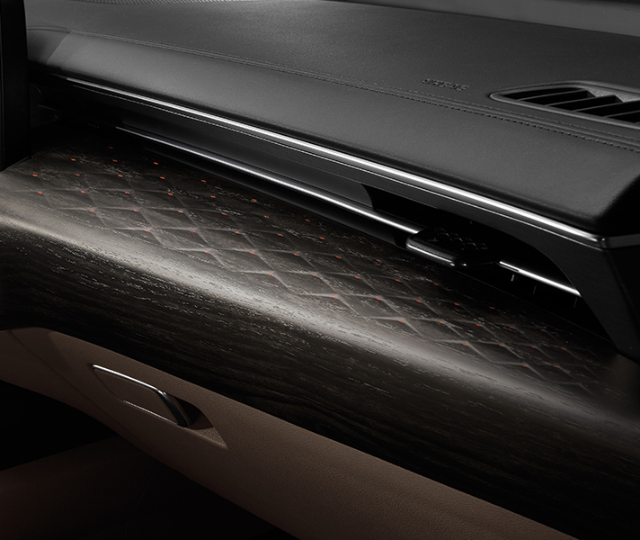 기아 K8 우드 가니쉬가 포커스된 모습