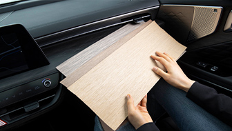 기아 K8 우드 가니쉬의 실제 나무같은 질감을 구현한 모습