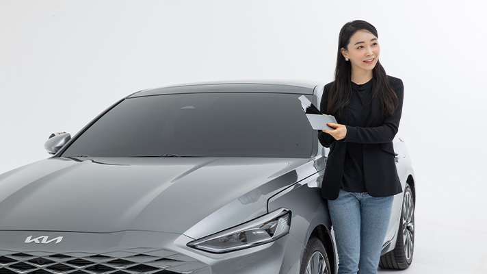 기아 K8 옆에서 외장 컬러를 설명하는 김경미 책임연구원의 모습