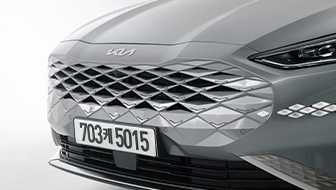 기아 K8 라디에이터 그릴이 포커스된 모습