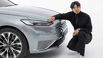 기아 K8 디자인을 설명하는 책임연구원의 모습