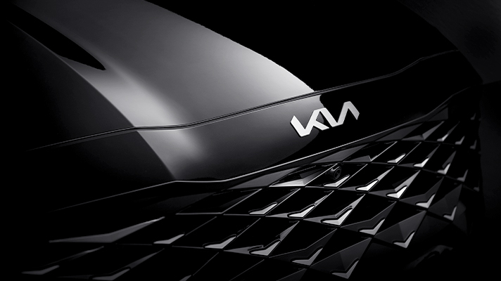 기아 K8 후드의 기아 엠블럼