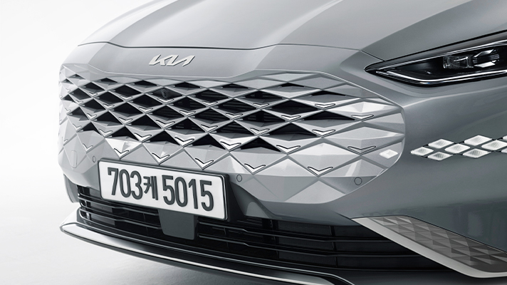 기아 K8 라디에이터 그릴이 포커스된 모습