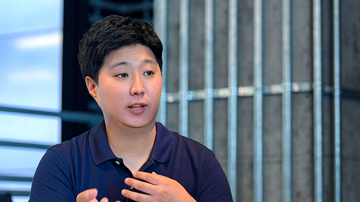 Senior Research Engineer Shin Wook-Jin, responsible for the cluster UX answering question