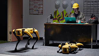 건설 현장 사무실에서 대기중인 2대의 스팟