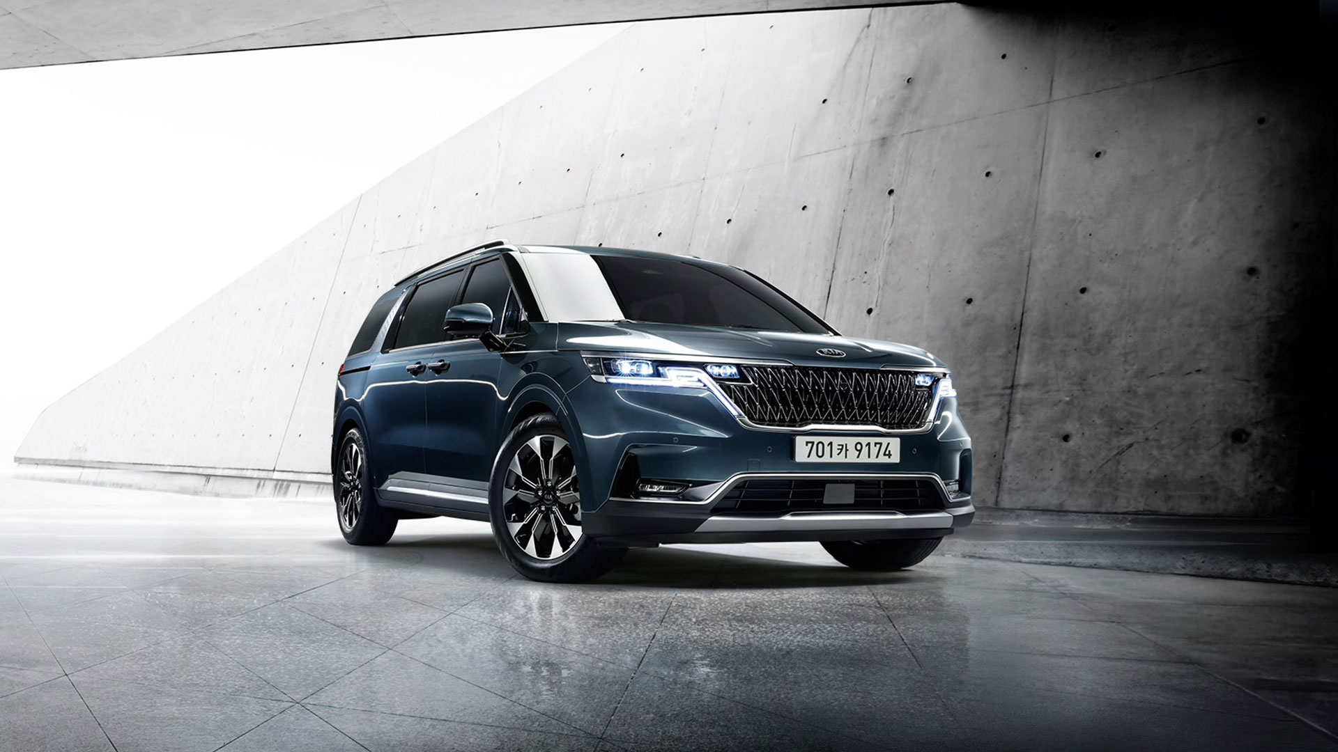 4세대 카니발의 전측면 뷰