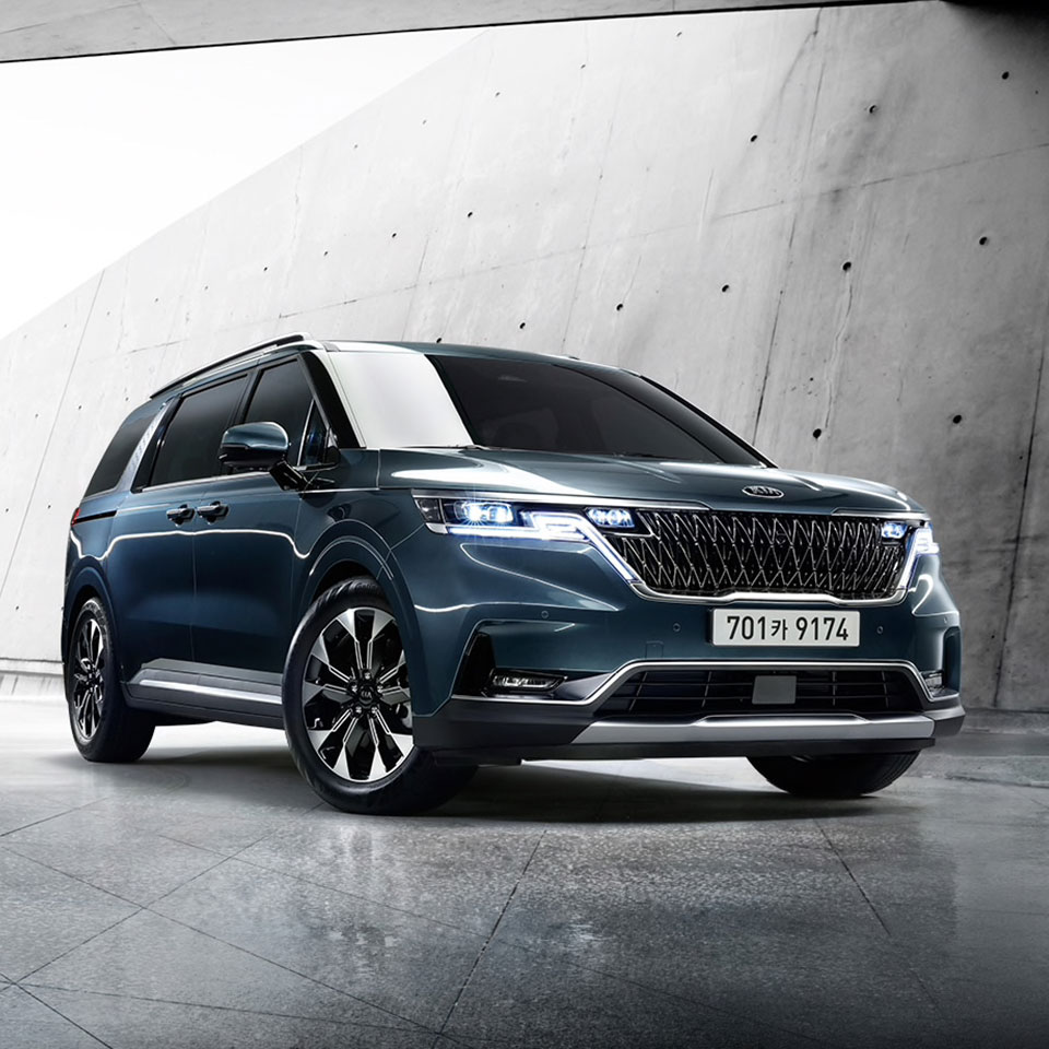 4세대 카니발의 전측면 뷰