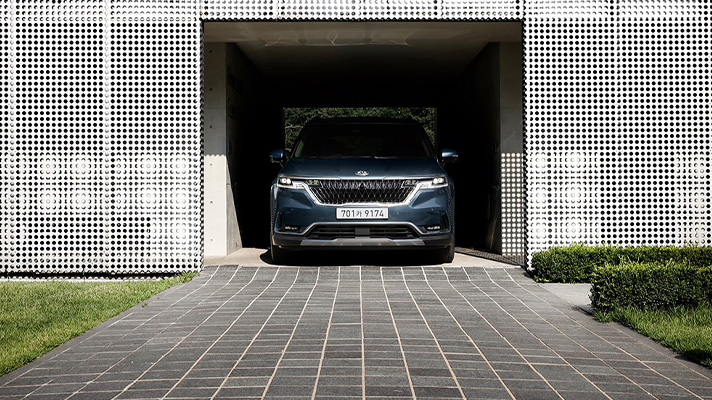 4세대 카니발의 전면 뷰