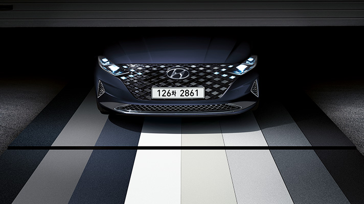 LED 헤드램프가 켜진 현대자동차 그랜저의 앞모습