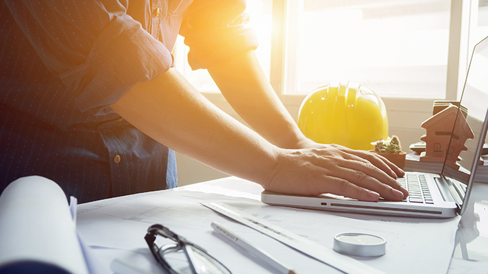 노트북을 보고 작업 중인 엔지니어 모습