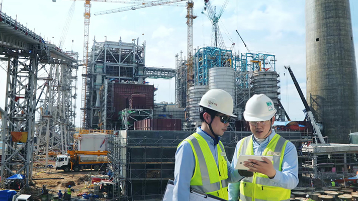 건설 현장에서 태블릿PC로 작업하는 모습