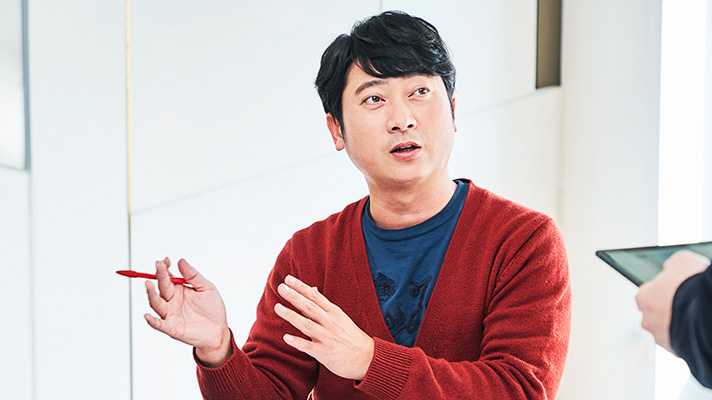 그렌저 히든라이팅 인터뷰를 하고 있는 이순일 연구원