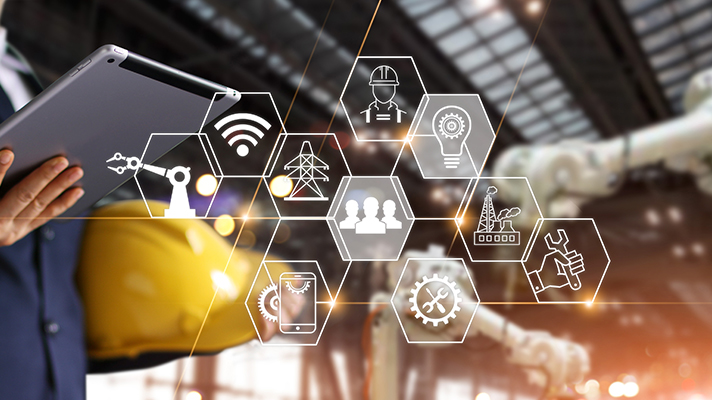 건설 심볼과 타블렛을 들고 있는 모습