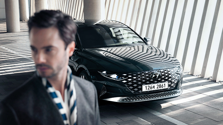 건물안에 서있는 그렌저의 하이 앵글 뷰