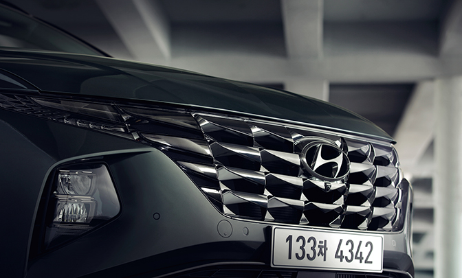 4세대 투싼의 히든라이팅 램프의 전면부 모습