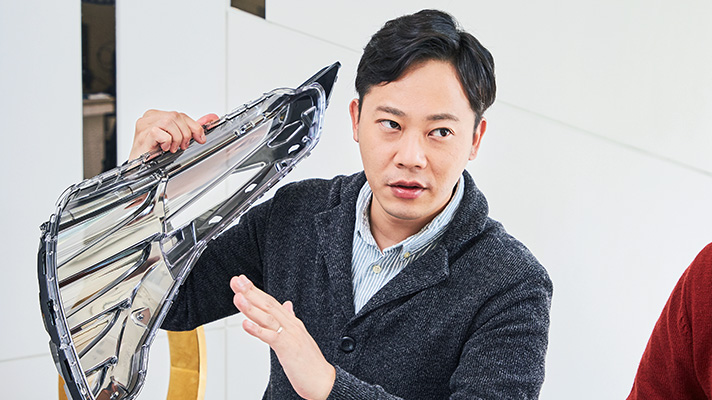 4세대 투싼의 히든라이팅 인터뷰를 하고 있는 심준보 연구원