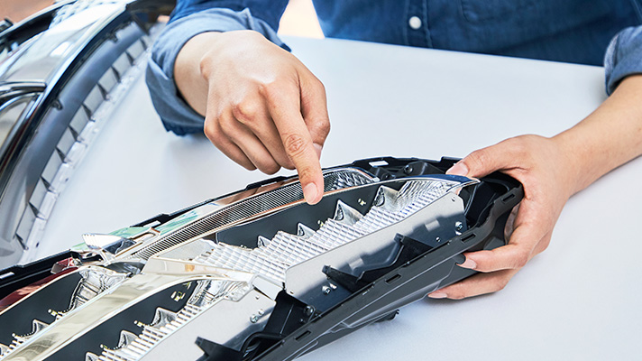 히든라이팅 램프 부품을 가리키며 인터뷰하는 모습