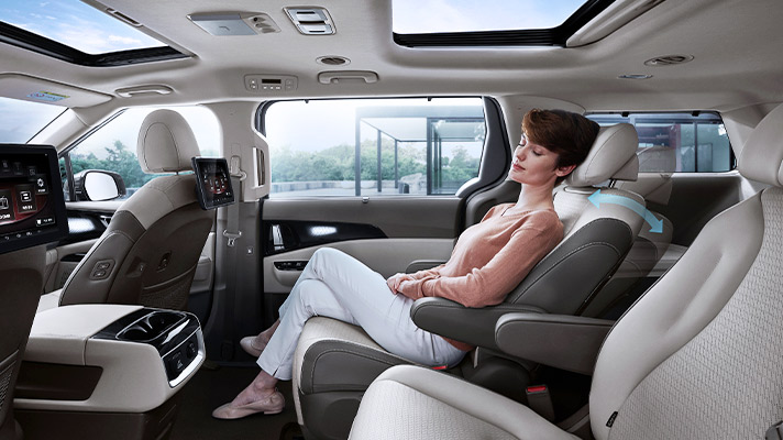 The rear-seat passengers of the New Carnival