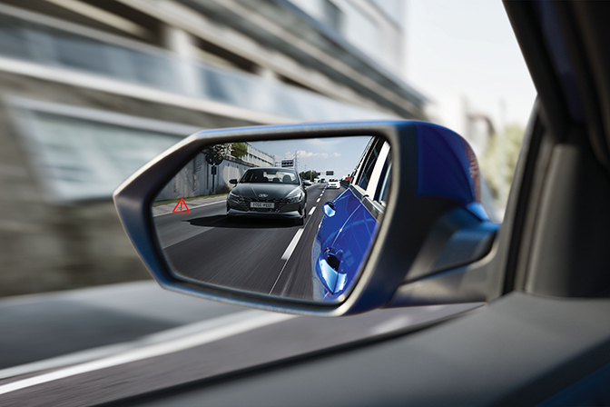Image of blind spot warning signal in the side mirror
