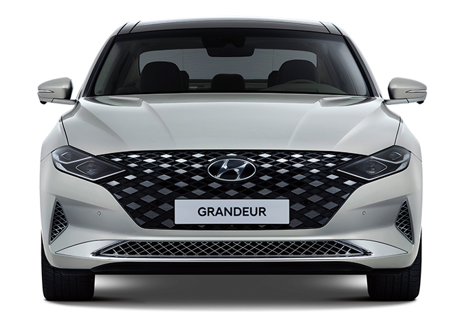 Front view of Hyundai Grandeur hidden lighting headlamp with parametric jewel-pattern radiator grille