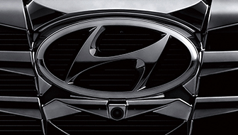 Front emblem of the 4th generation Tucson finished in dark chrome