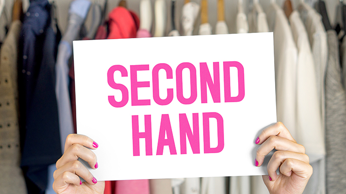 SECOND HAND라고 적힌 카드를 두손으로 들고 있는 모습