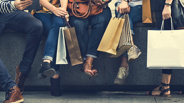 쇼핑백을 들고 있는 사람들의 모습