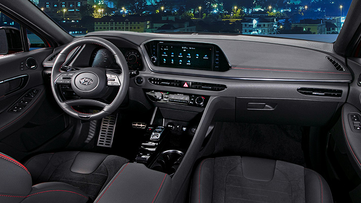 쏘나타 N 라인의 무채색 내장