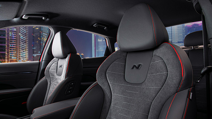 무채색 내장재에 빨간색 스티치로 포인트를 준 쏘나타 N 라인