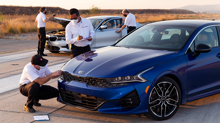 K5 GT와 330i를 테스트하는 AMCI