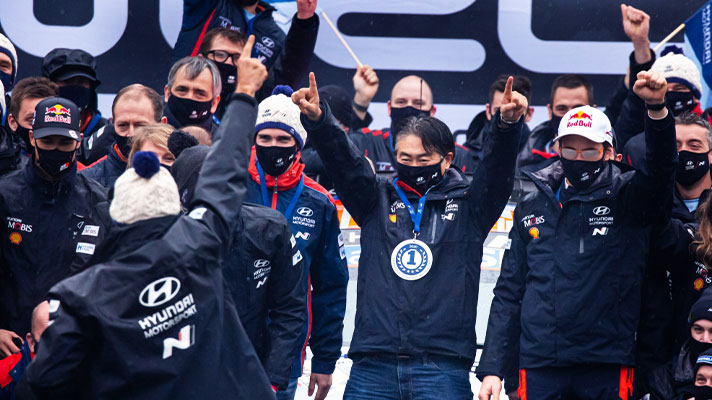 팀원들과 환호하는 노승욱 법인장