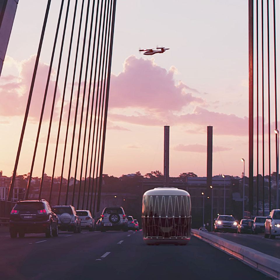 노을지는 다리는 건너는 차량과 PBV 그리고 하늘을 나는 UAM 모습