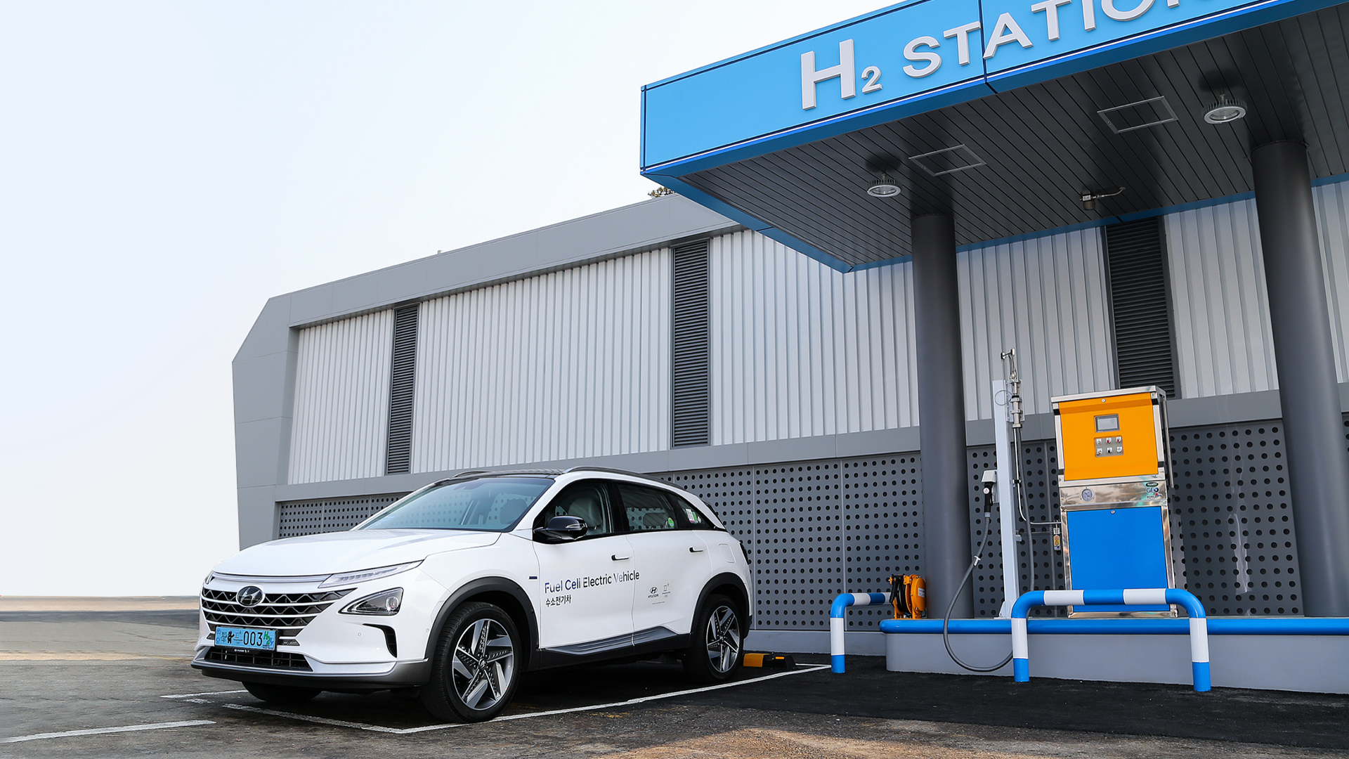 The front side of the Nexo parked at the H2 charging station