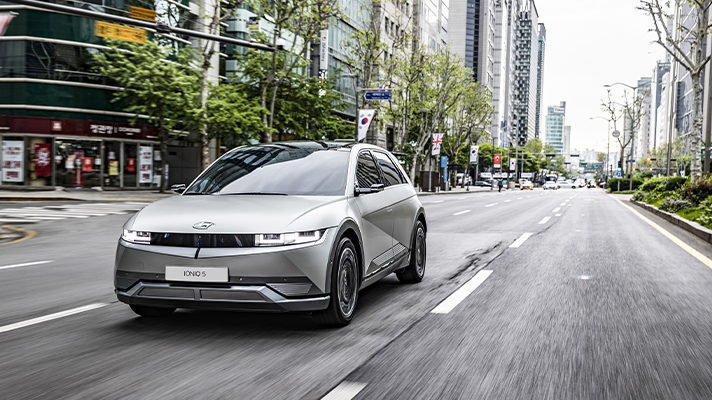 복잡한 도심을 달리는 현대자동차 아이오닉 5 정면 모습