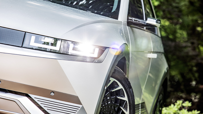 점등된 헤드램프가 포커스된 현대자동차 아이오닉 5