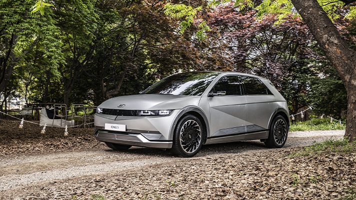 숲길을 달리는 현대자동차 아이오닉 5