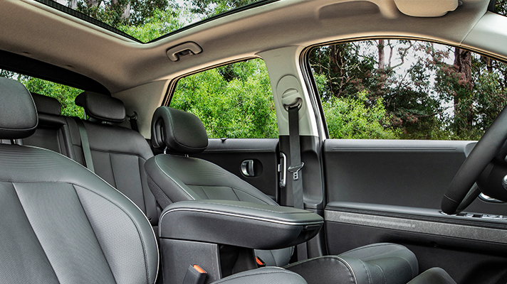 전 좌석이 한 눈에 보이는 현대자동차 아이오닉 5 인테리어