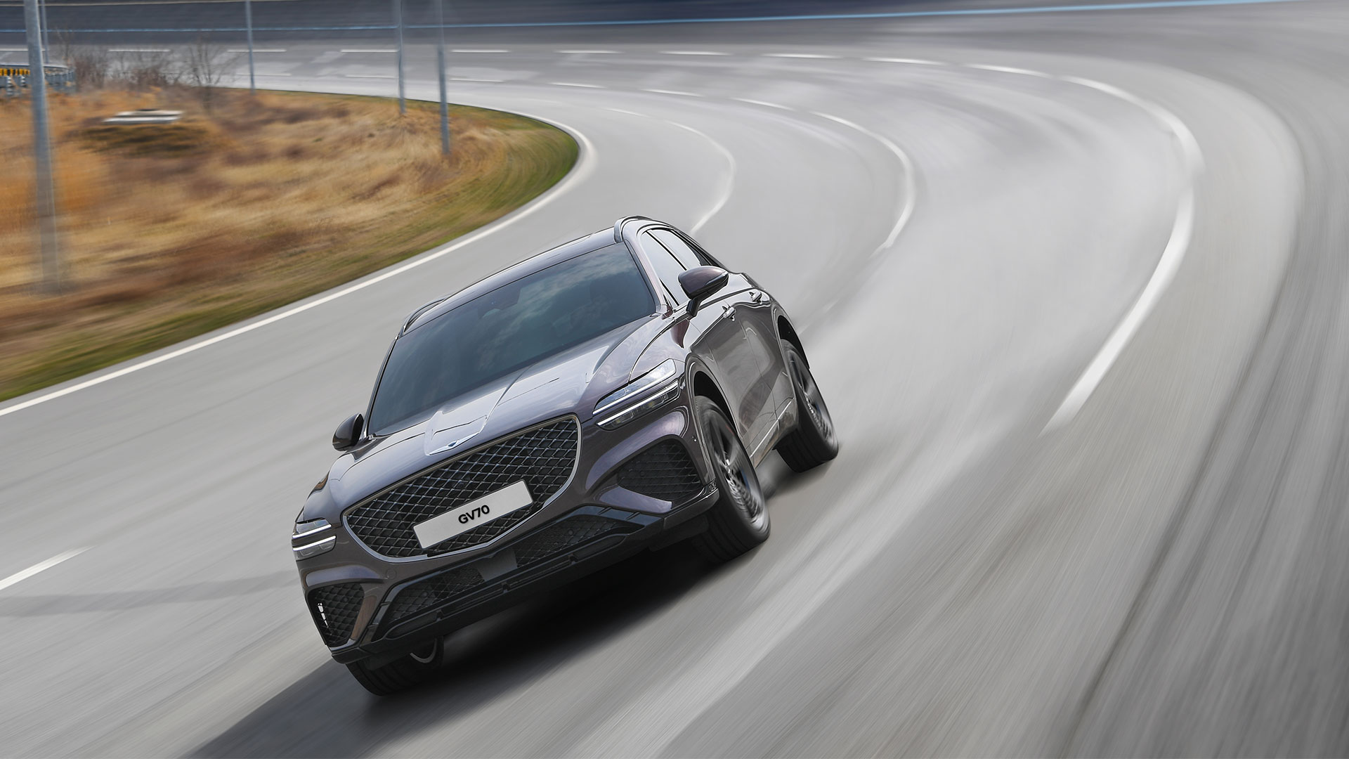 주행시험장을 도는 제네시스 GV70